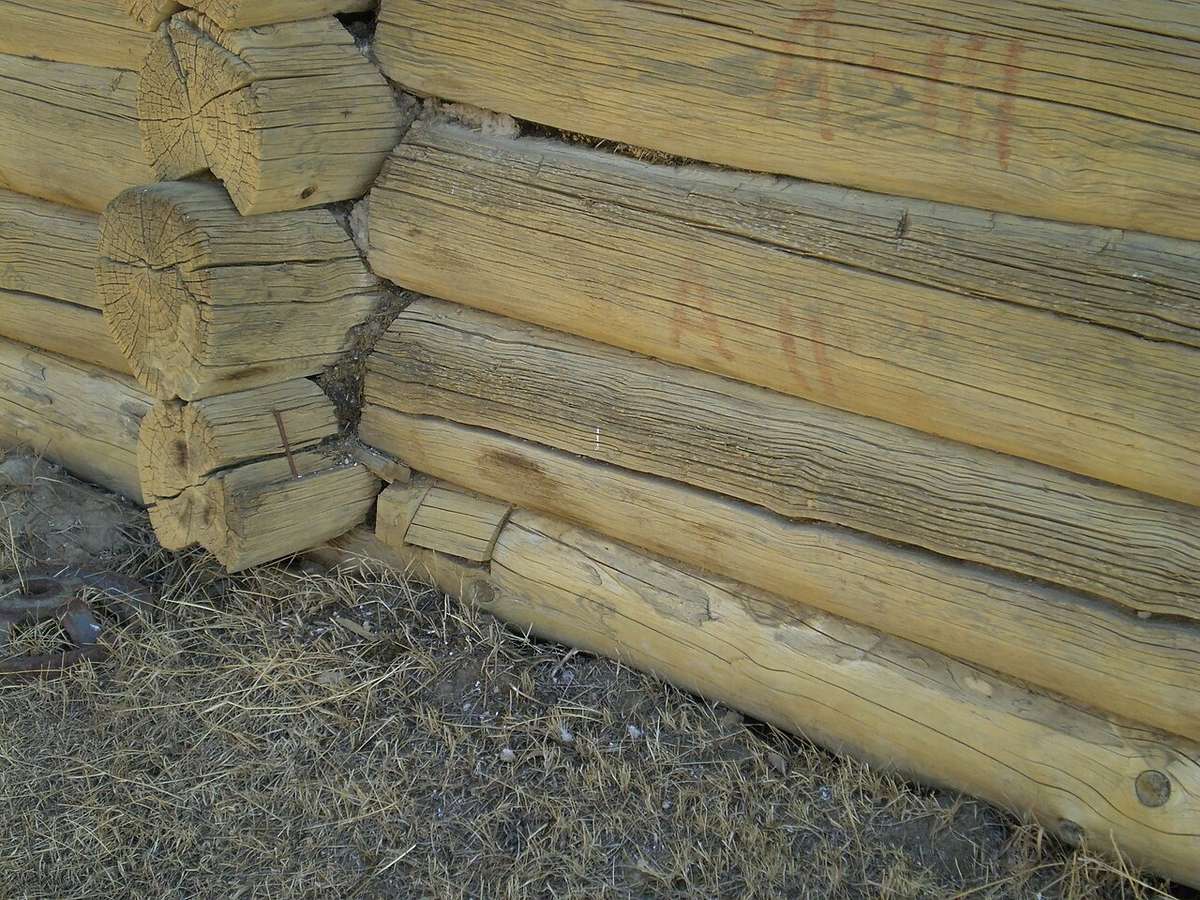 Угол старого сруба из брёвен, потемневших от времени