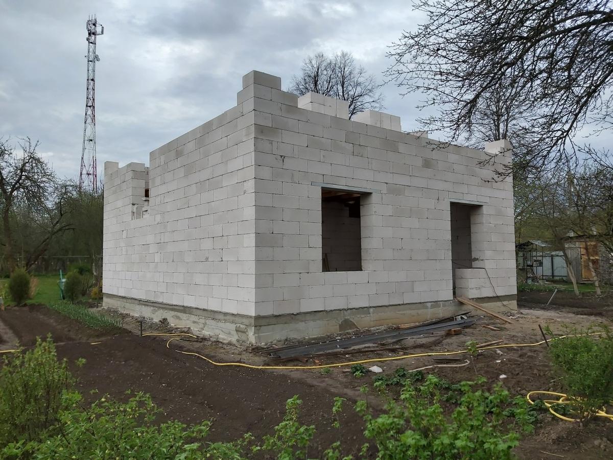 Стены дома из блоков, выведенные до уровня крыши