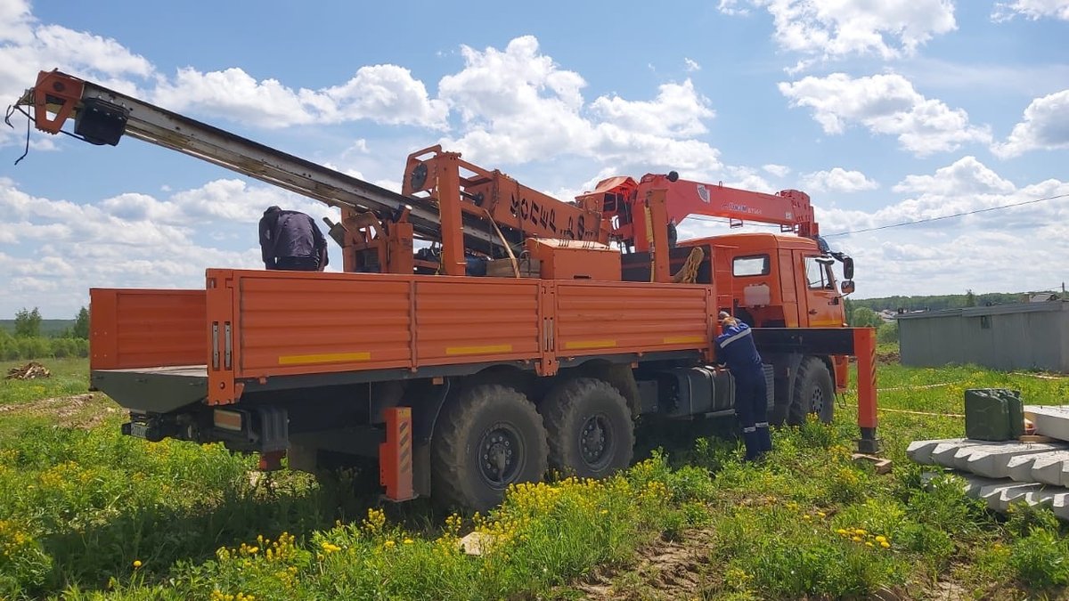 Бурильно-крановая машина на участке под свайный фундамент