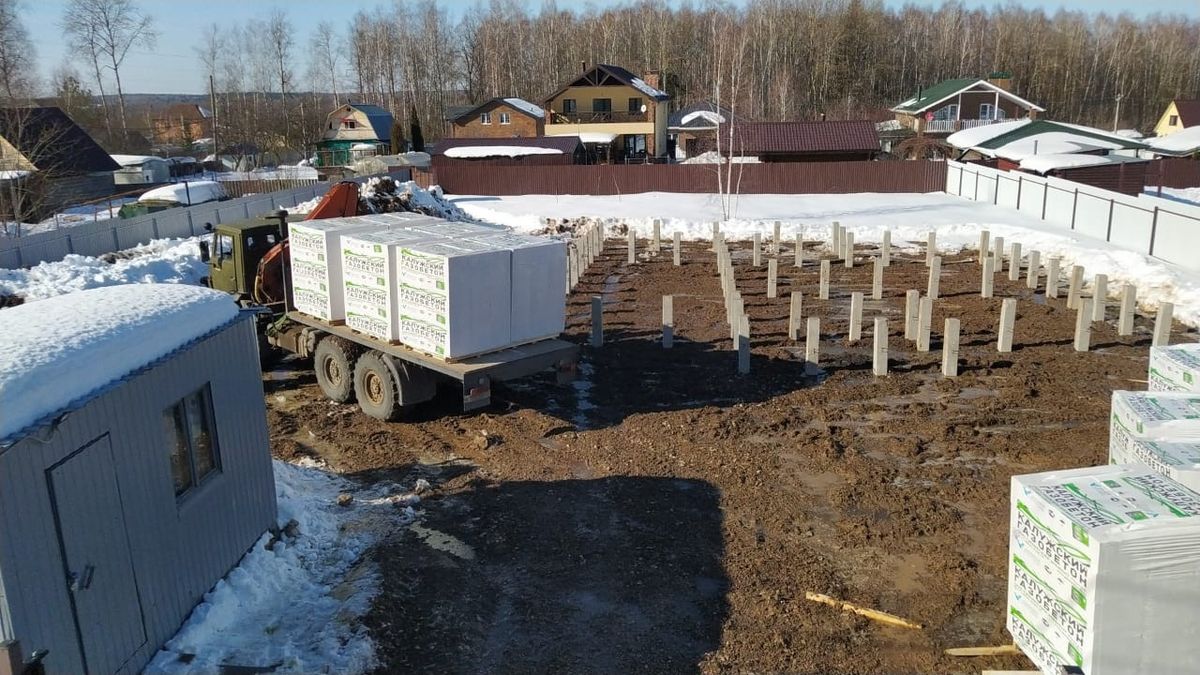 Свайное поле под одноэтажный дом из газобетона зимой