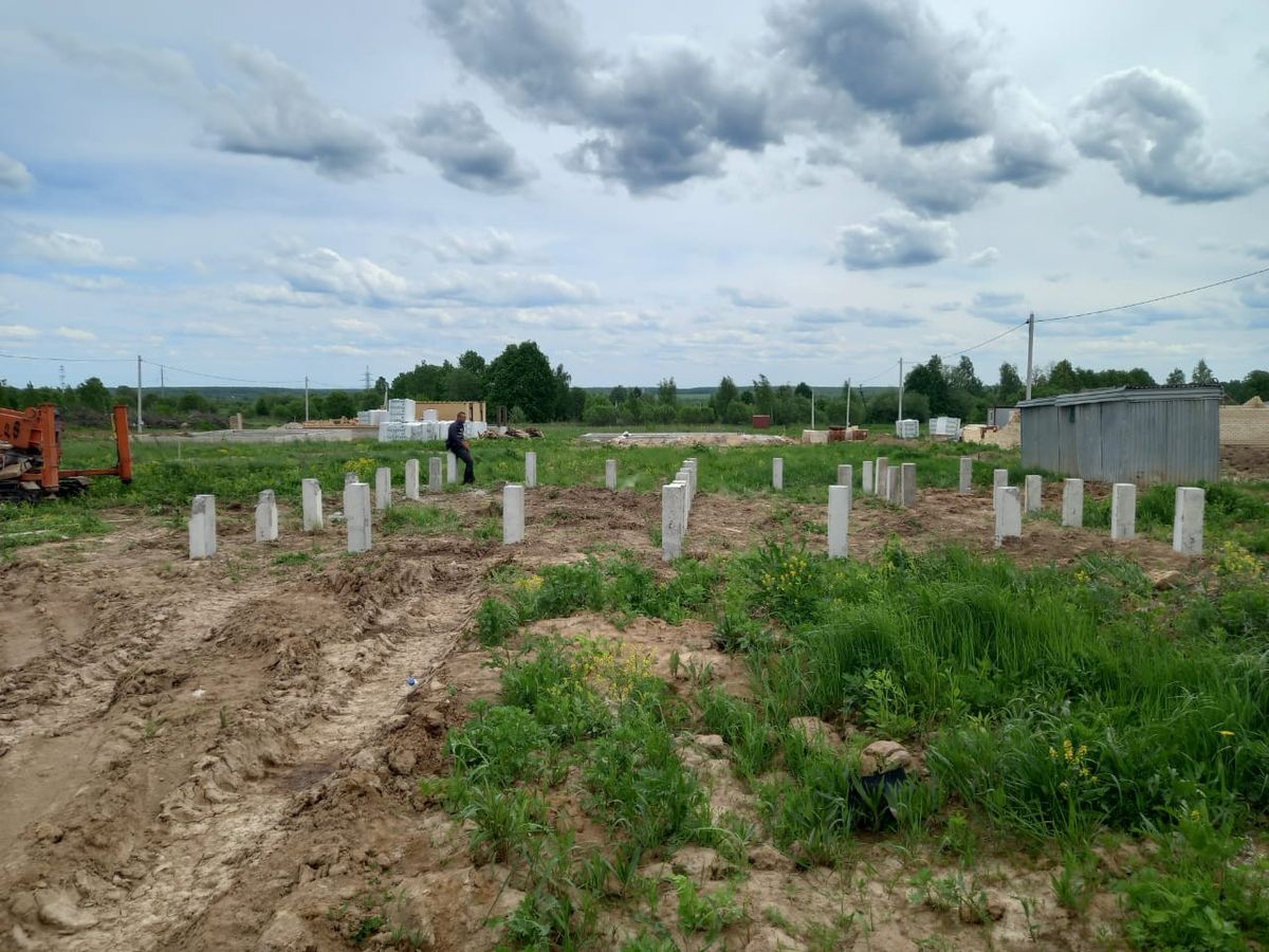 Поле железобетонных свай под свайно-ростверковый фундамент дома