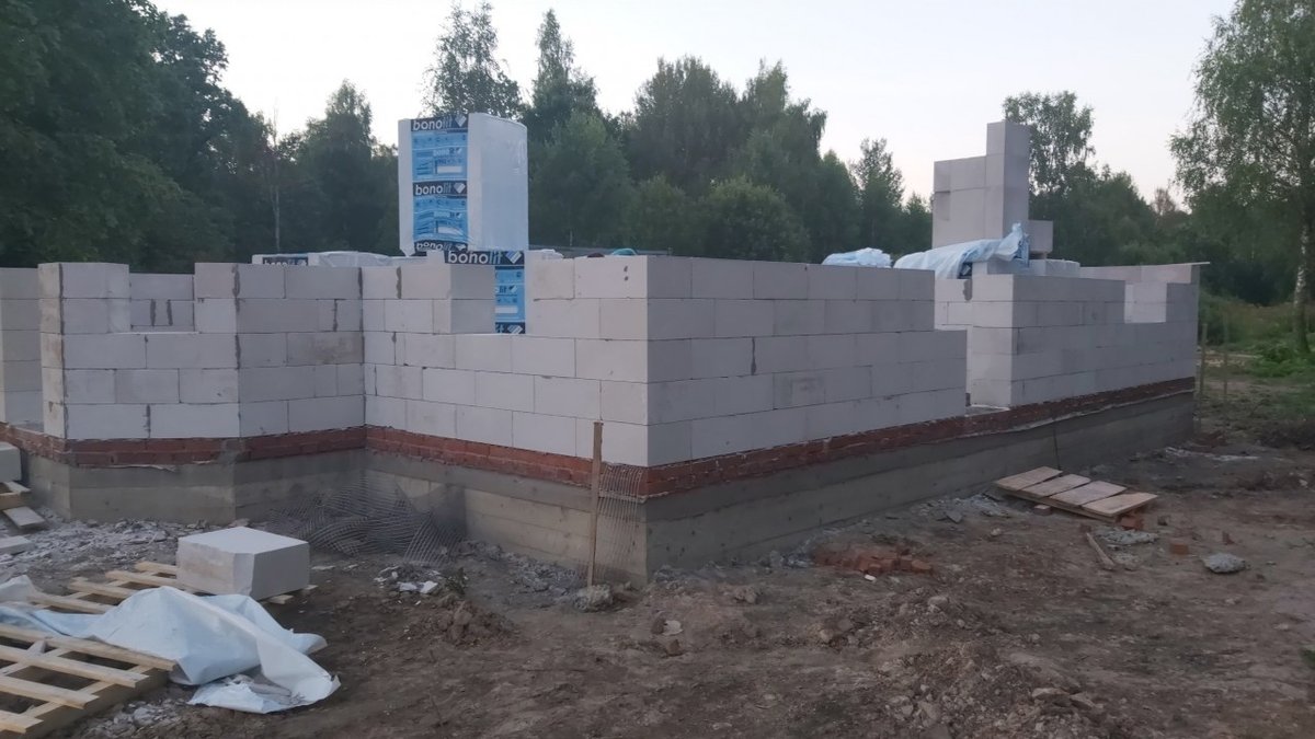 Кладка стен одноэтажного дома из газобетона