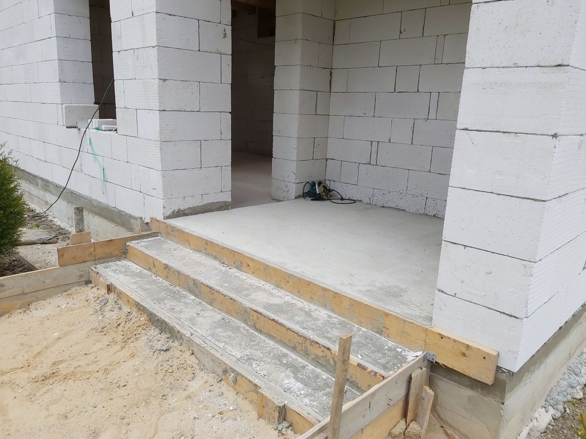 Проёмы в стене из газобетона и бетонное крыльцо