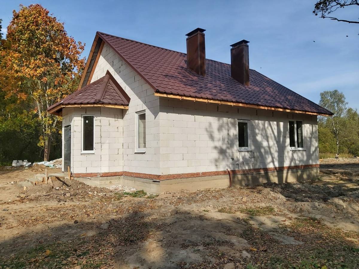 Дом из газобетона с кровлей и окнами без фасадной отделки