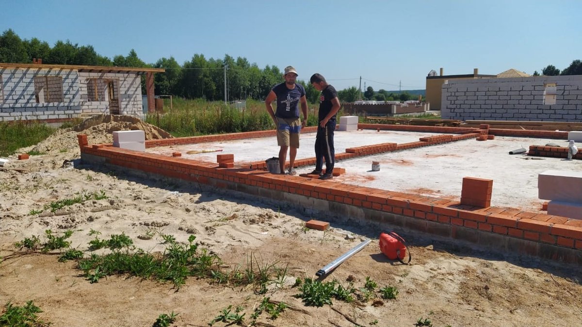 Готовый ростверк с плитой пола по грунту и первым рядом кладки