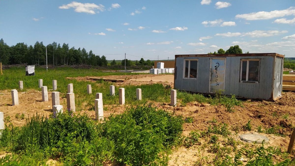 Железобетонные сваи под ростверк на участке перед устройством опалубки