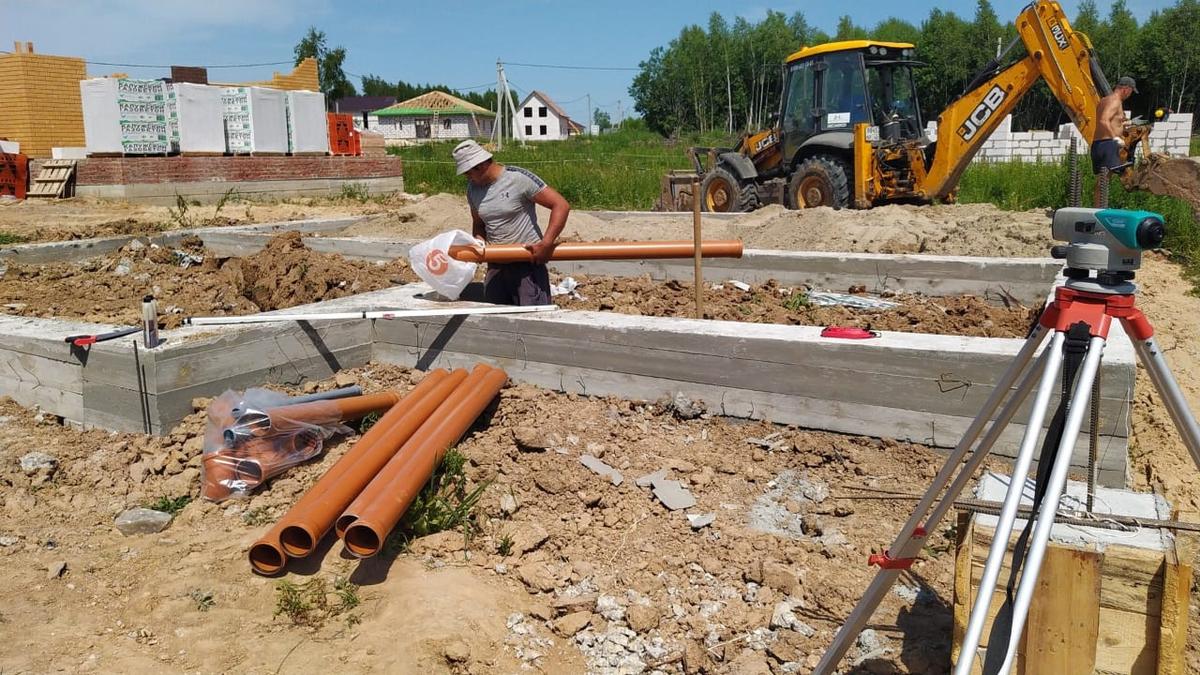 Нивелир на участке при устройстве ростверка на сваях