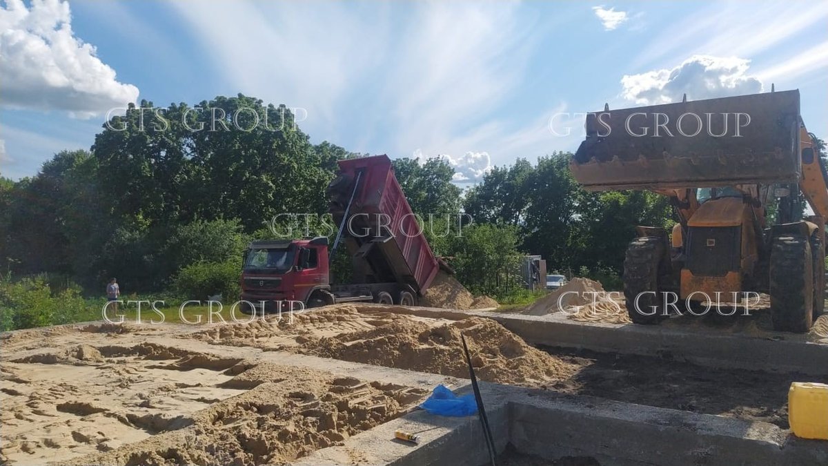 Отсыпка песка внутри ростверка перед заливкой плиты