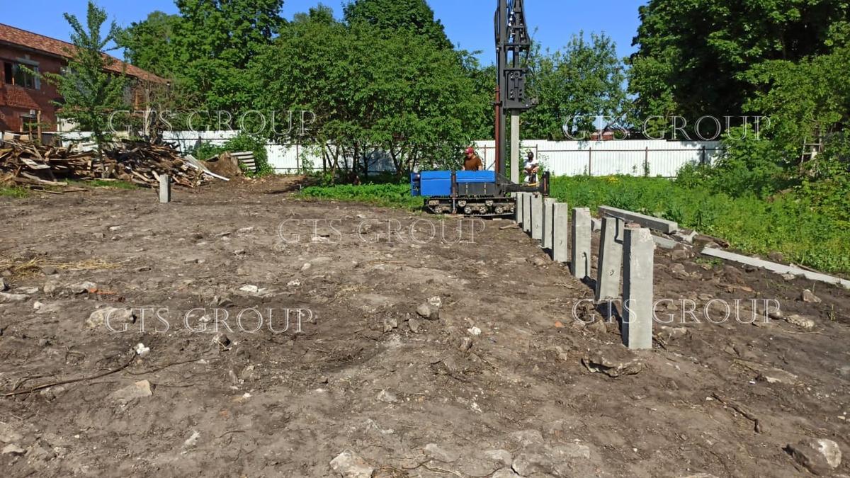 Железобетонные сваи по контуру будущего дома и буровая установка