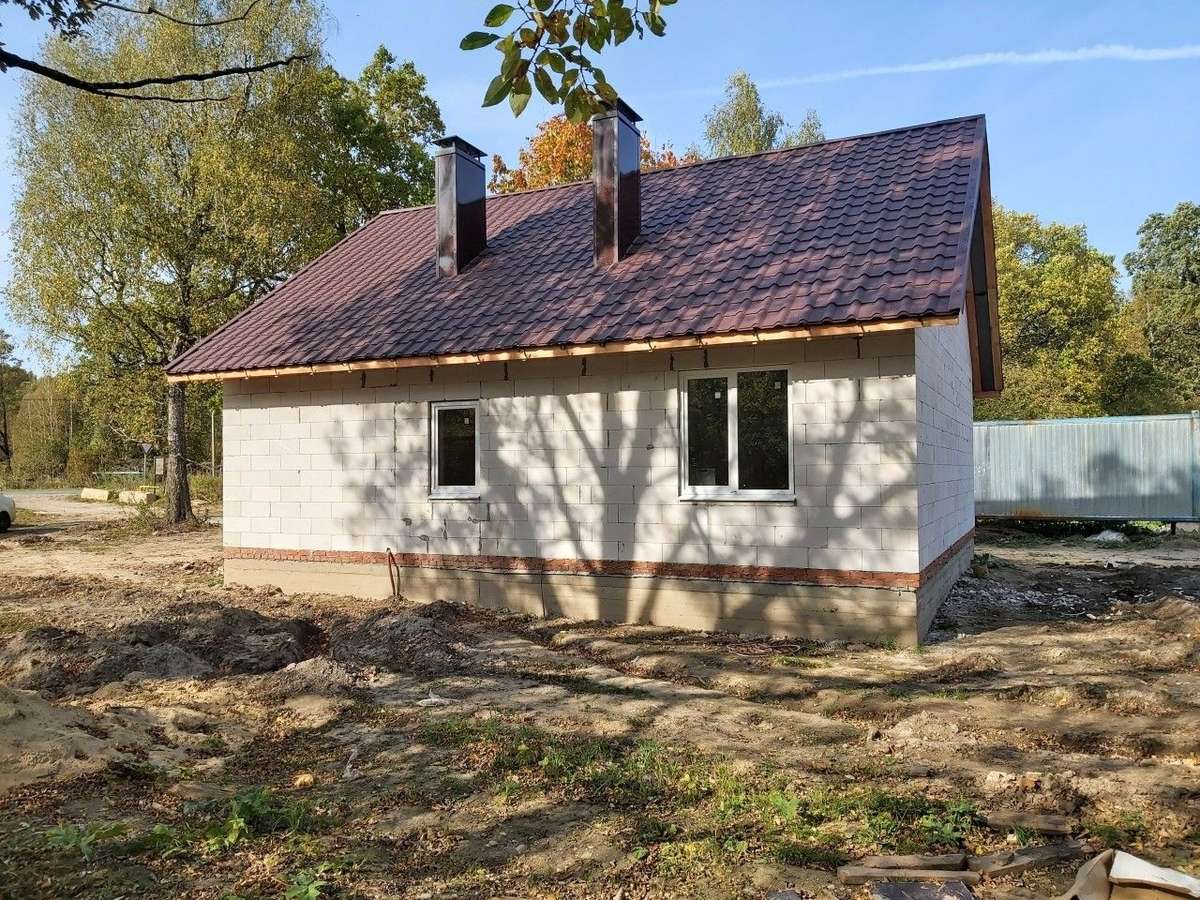 Одноэтажный дом из газобетона с готовой крышей из металлочерепицы