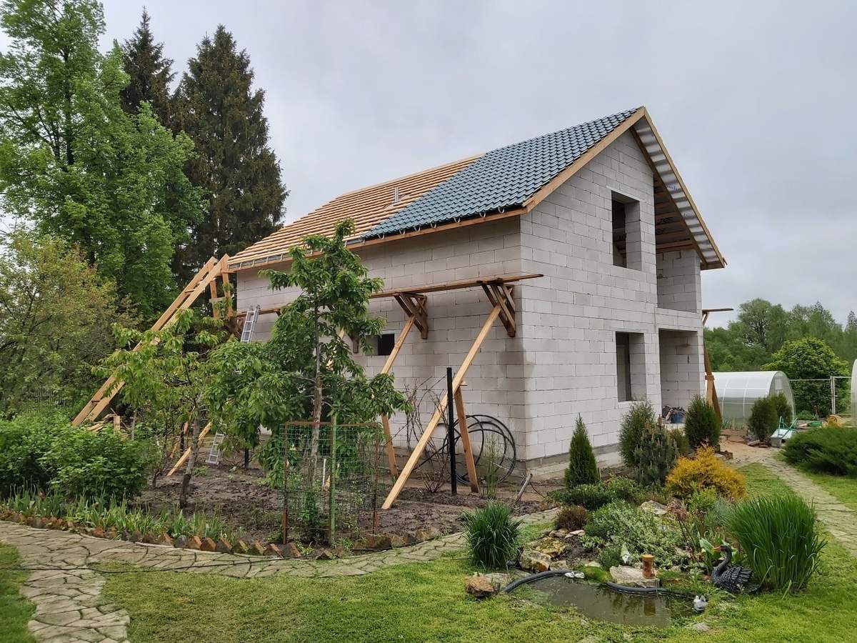 Дом из газобетона с двускатной крышей